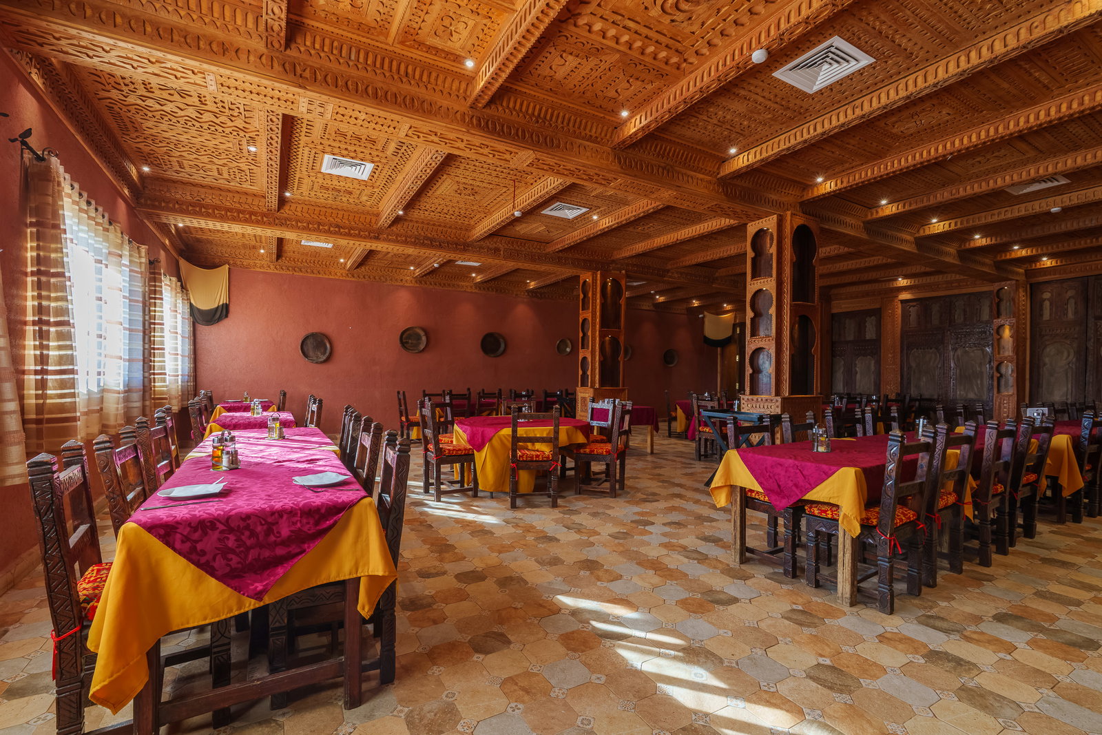 Restaurant · 200 diners 7