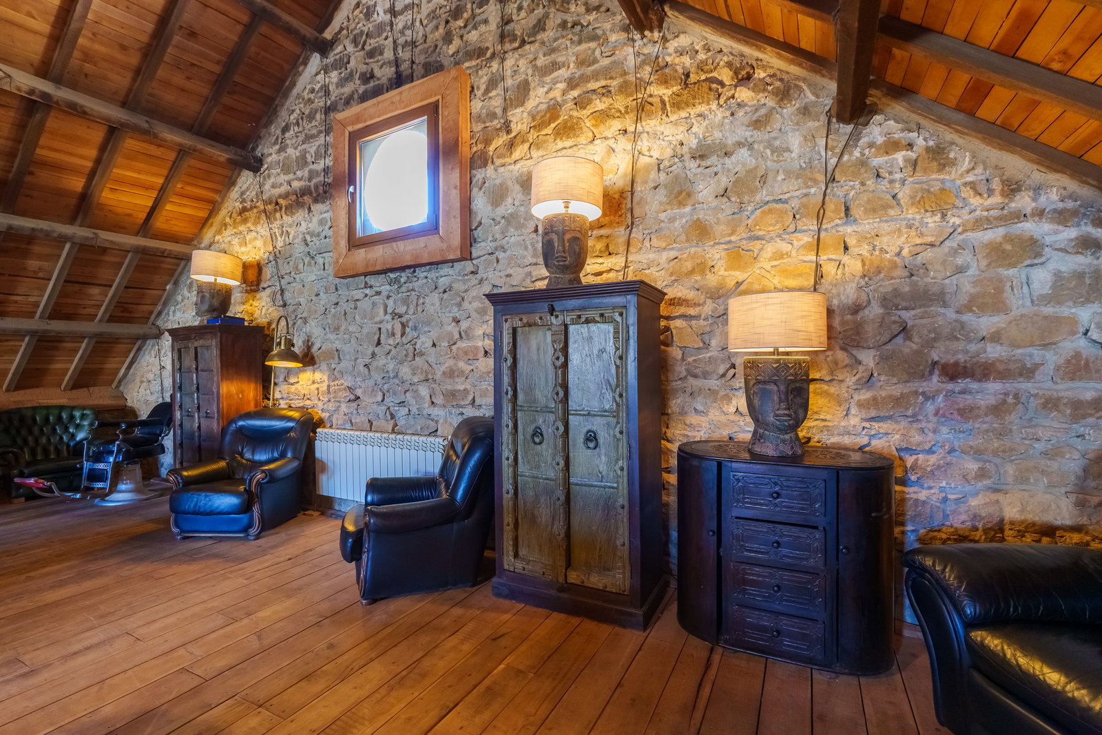 Lounge & Bar with Fireplace 7